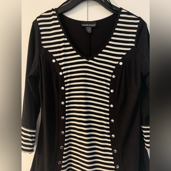 Comfy, knit Frank Lyman top! Slightly fitted! - Picture 2 of 5